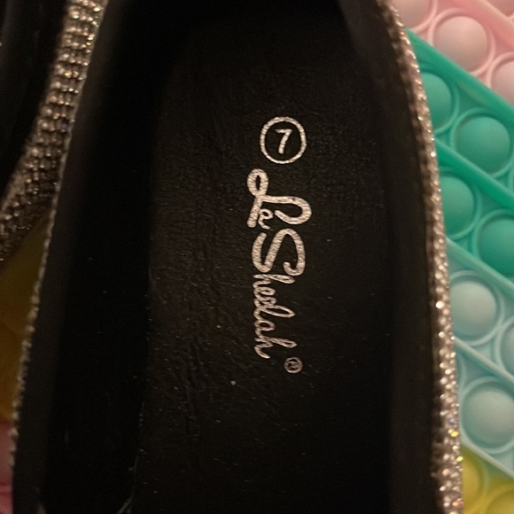 Size 7. La Sheelah slip on shoes BNWT - Picture 3 of 4